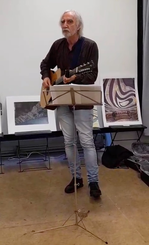 Gerald Jatzek spielte bei der Vernissage Lieder zum Thema Wasser in mehreren Sprachen. (Bild: G. Müller)